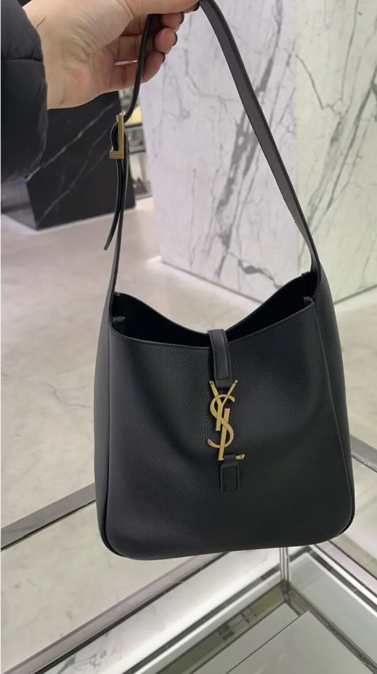 Le Élégance Soft Shoulder Bag