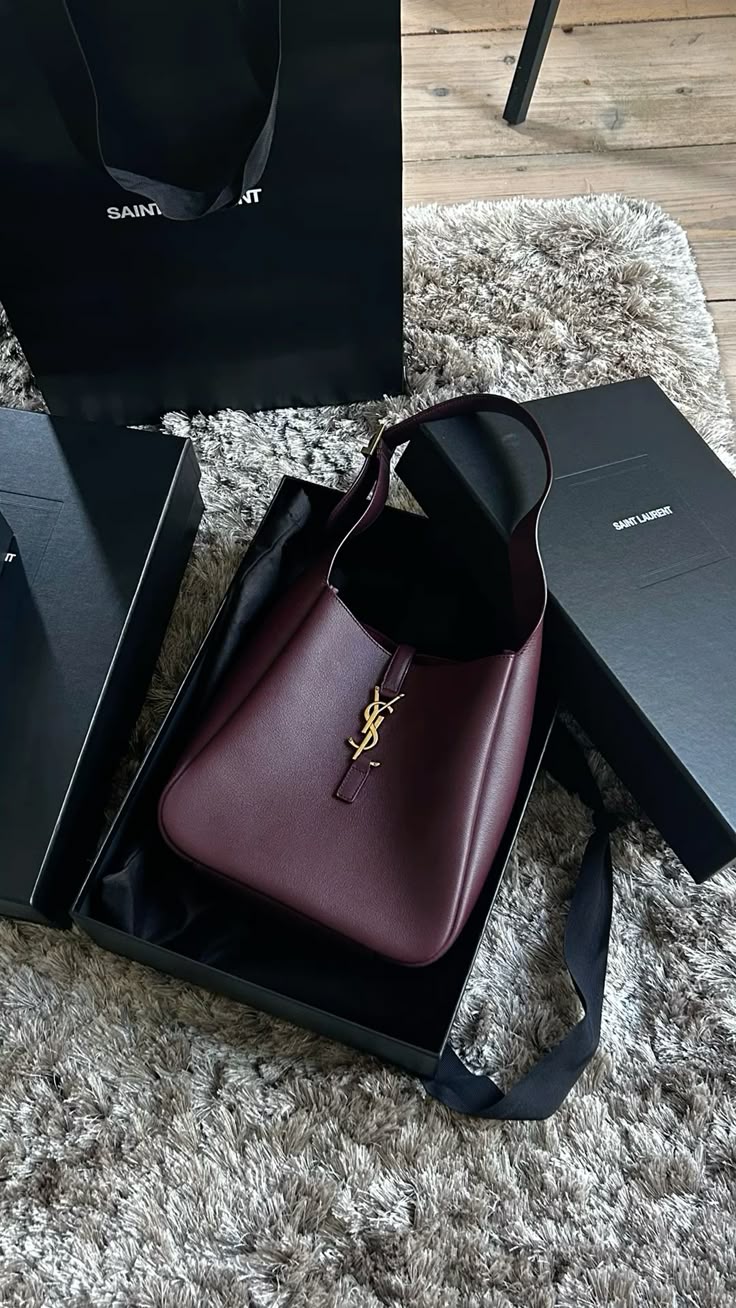 Le Élégance Soft Shoulder Bag